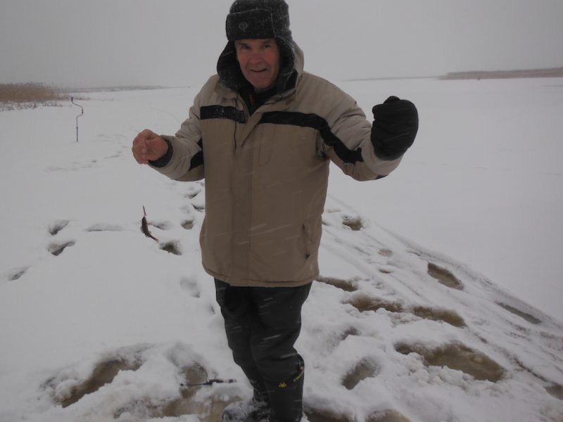 
Tētis Anatolijs uz ledus arī sliktā laikā.
