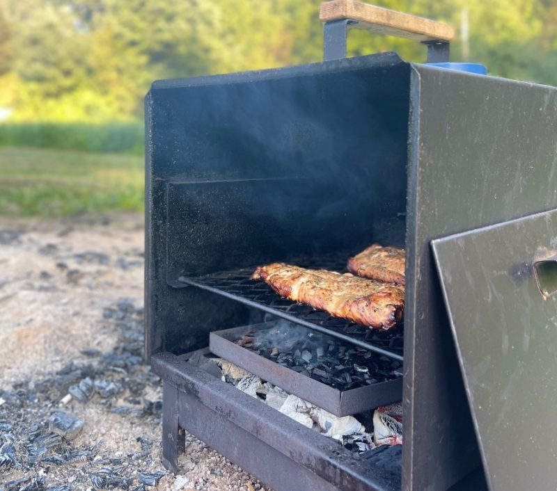 
Zivs portatīvajā kūpinātavā
