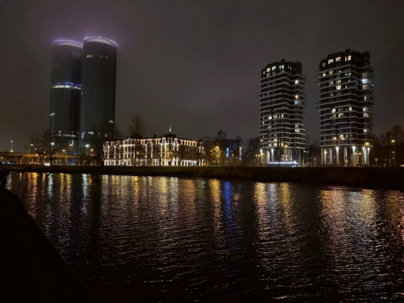 
Pilsēta. Nakts. Daugava.
