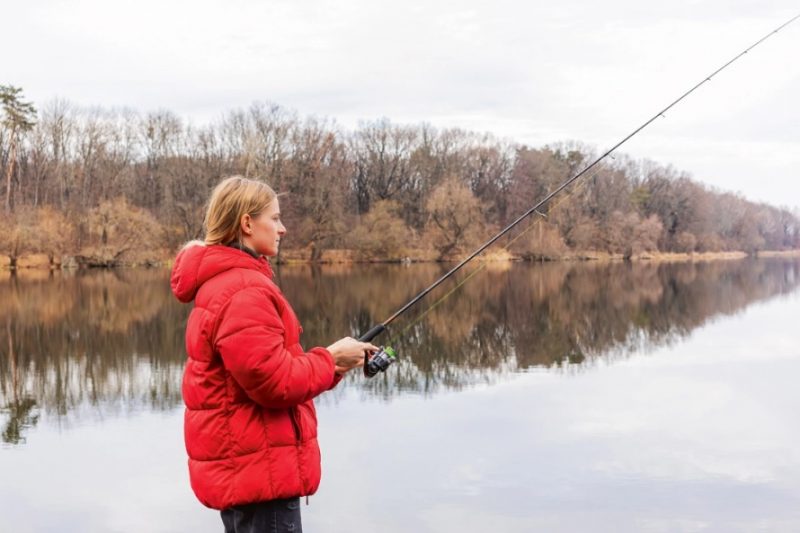 
Makšķerēšana ezerā no krasta
